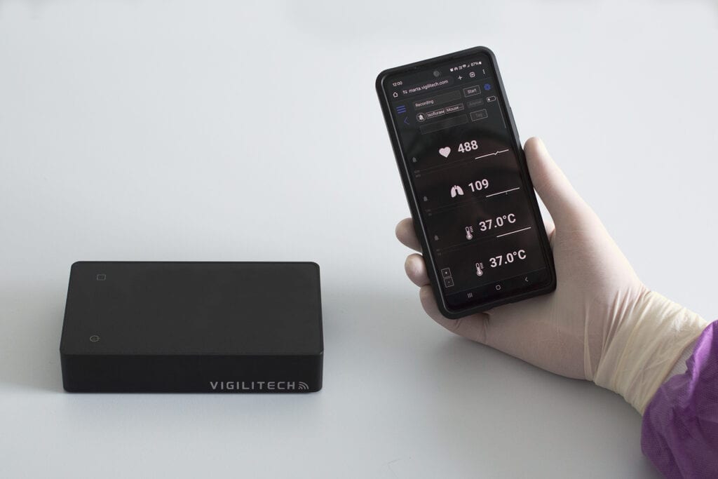 Es müssen keine Elektroden am Tier angebracht werden und die Daten können selbst durch Fell problemlos remote erfasst werden. (Bild: Andrea Pamela Willi, Mitgründerin von Vigilitech) 