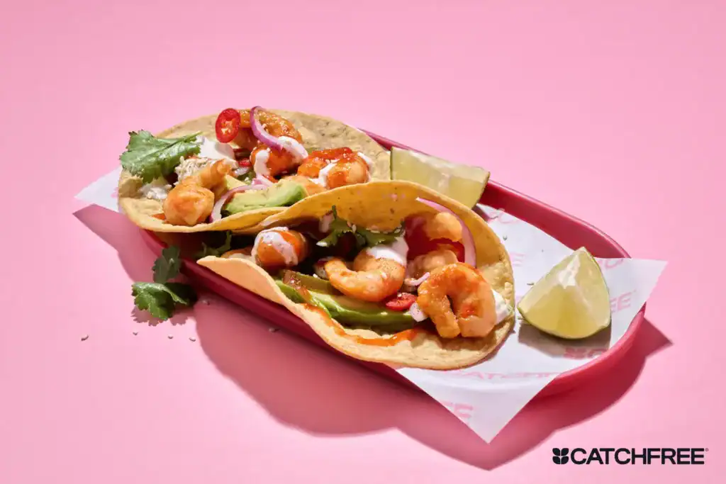 Bild: Täuschend echt: Pflanzliche Crevetten von catchfree serviert als Tacos.