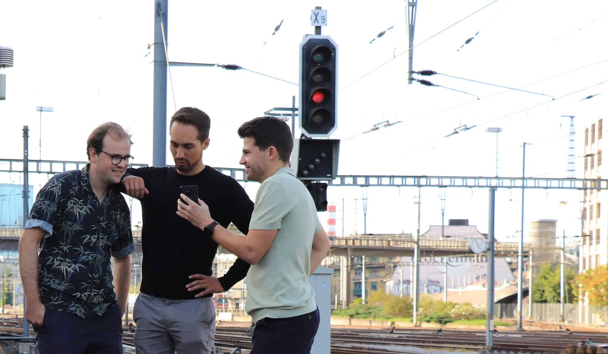 Drei Gründer von Simple Train buchen internationale Zugreisen direkt am Gleis.