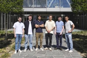 Das Team von Wasteflow vor dem Gebäude des Innovationspark in Lausanne.