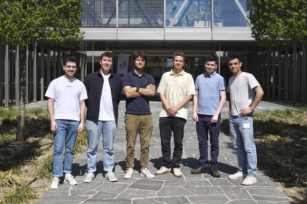 Das Team von Wasteflow vor dem Gebäude des Innovationspark in Lausanne.