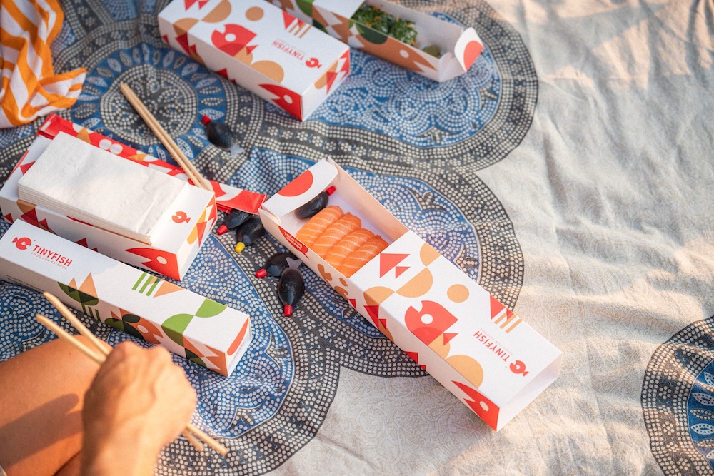 Tiny Fish Sushi mit Sojasauce