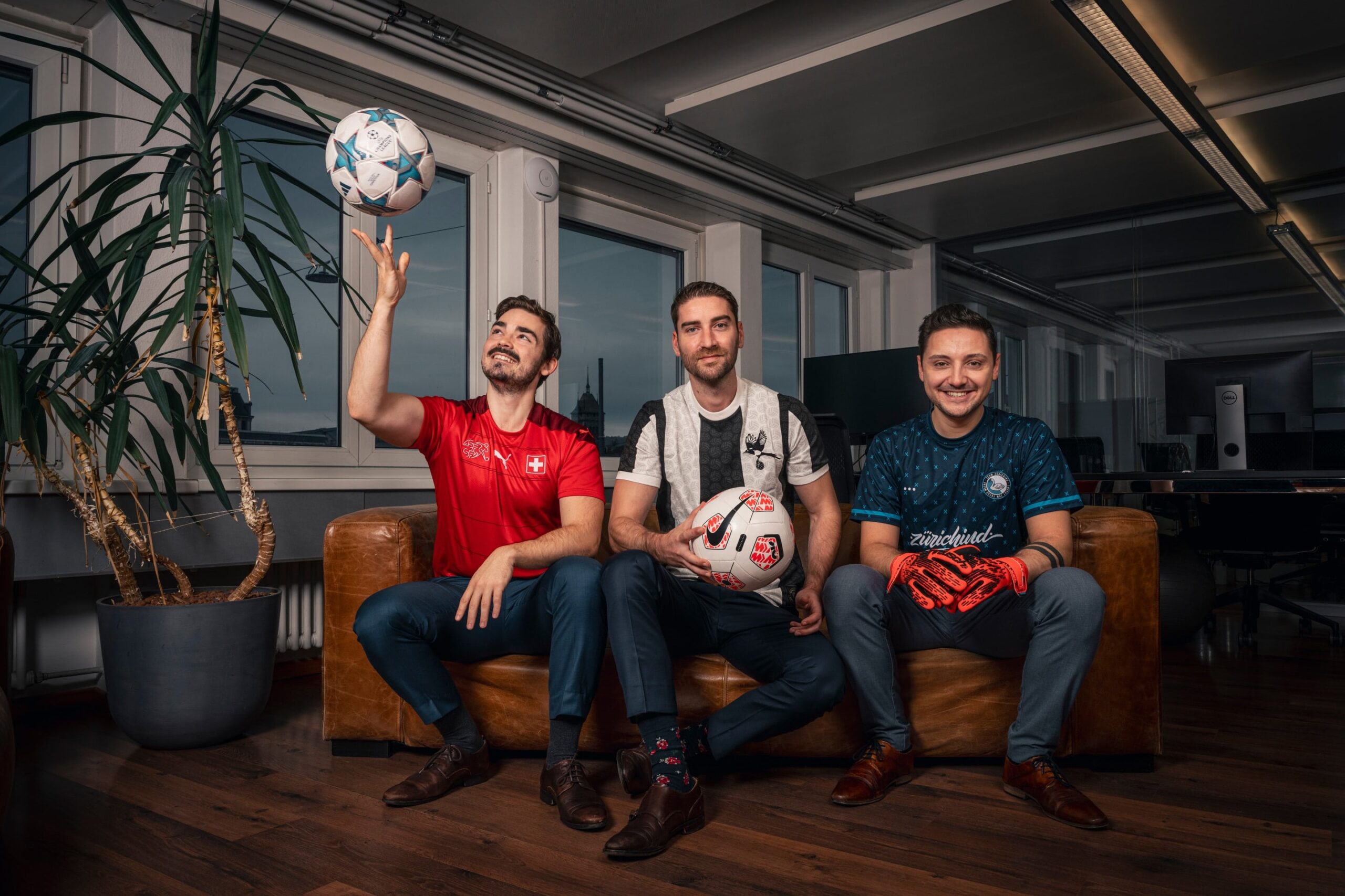 Das Team von Crowdsports mit Fussball in der Hand