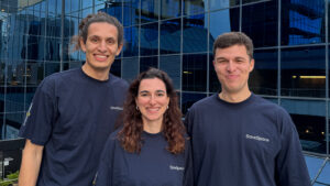 Gründertrio von Save Space vor Hochhaus