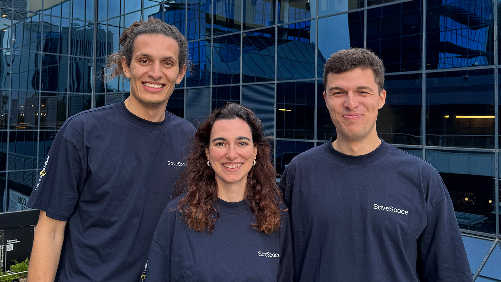 Gründertrio von Save Space vor Hochhaus